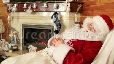 睡觉的sanaclaus，劳累的老圣诞老人在<strong>辛苦</strong>工作后打盹，闲暇时间，房间有壁炉